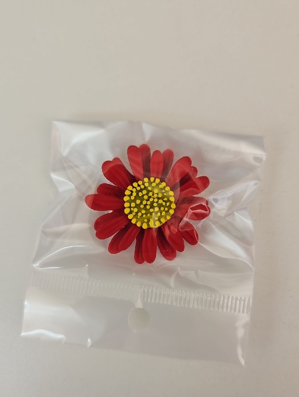 Red Daisy Flower Lapel Pin - Unbranded